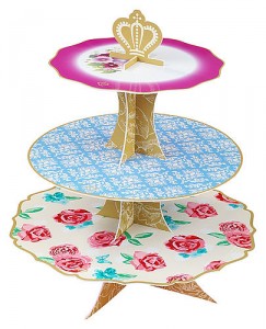 Fantastic cardboard cake stand for picnics